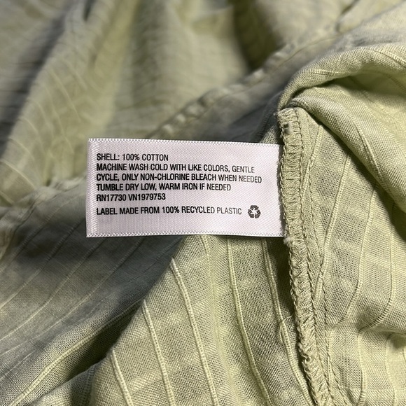 Universal Thread Wrap style blouse with puffy mid length sleeves. NWOT small - Picture 8 of 9